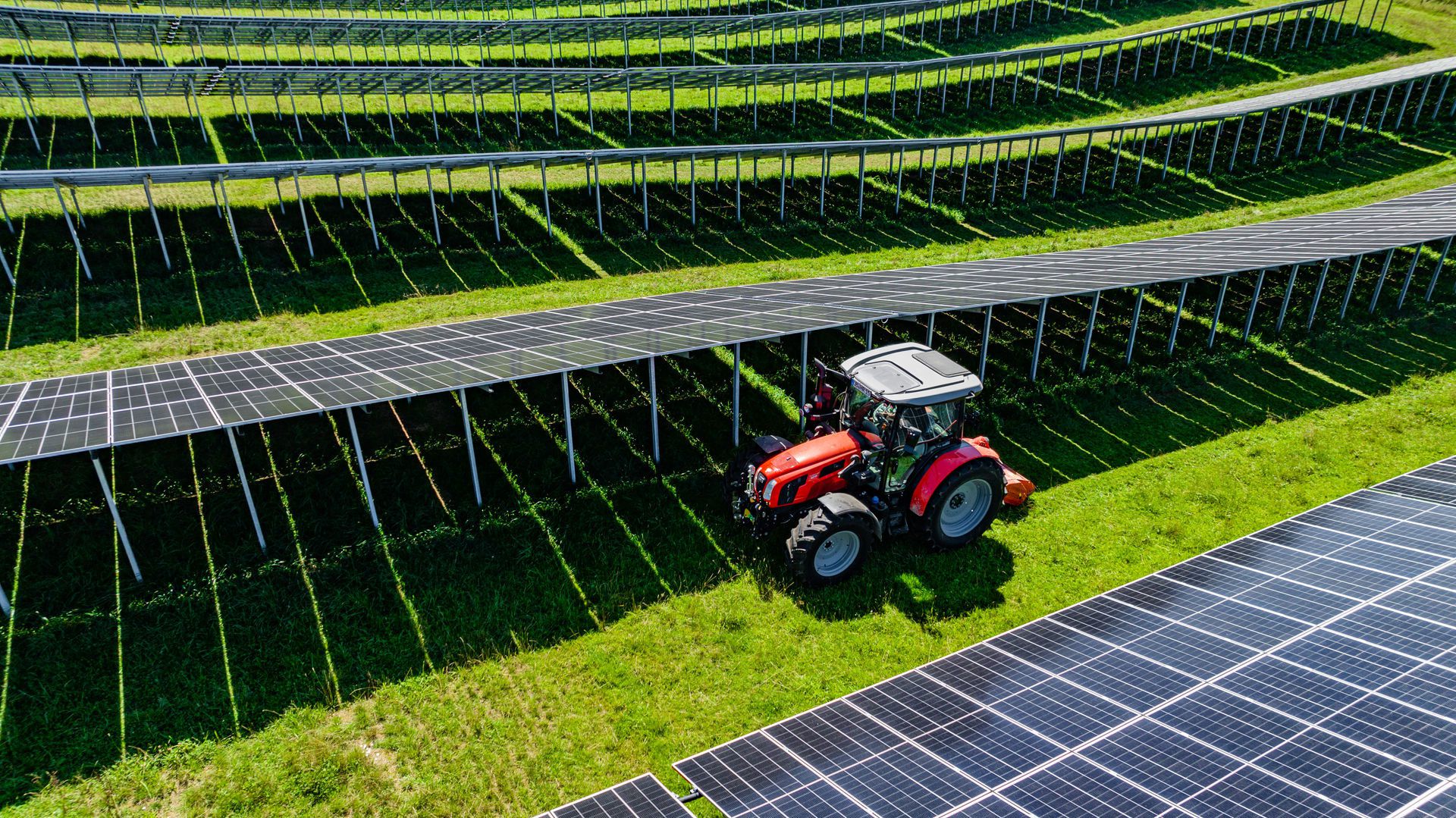 Freiflächen-Photovoltaik Traktor