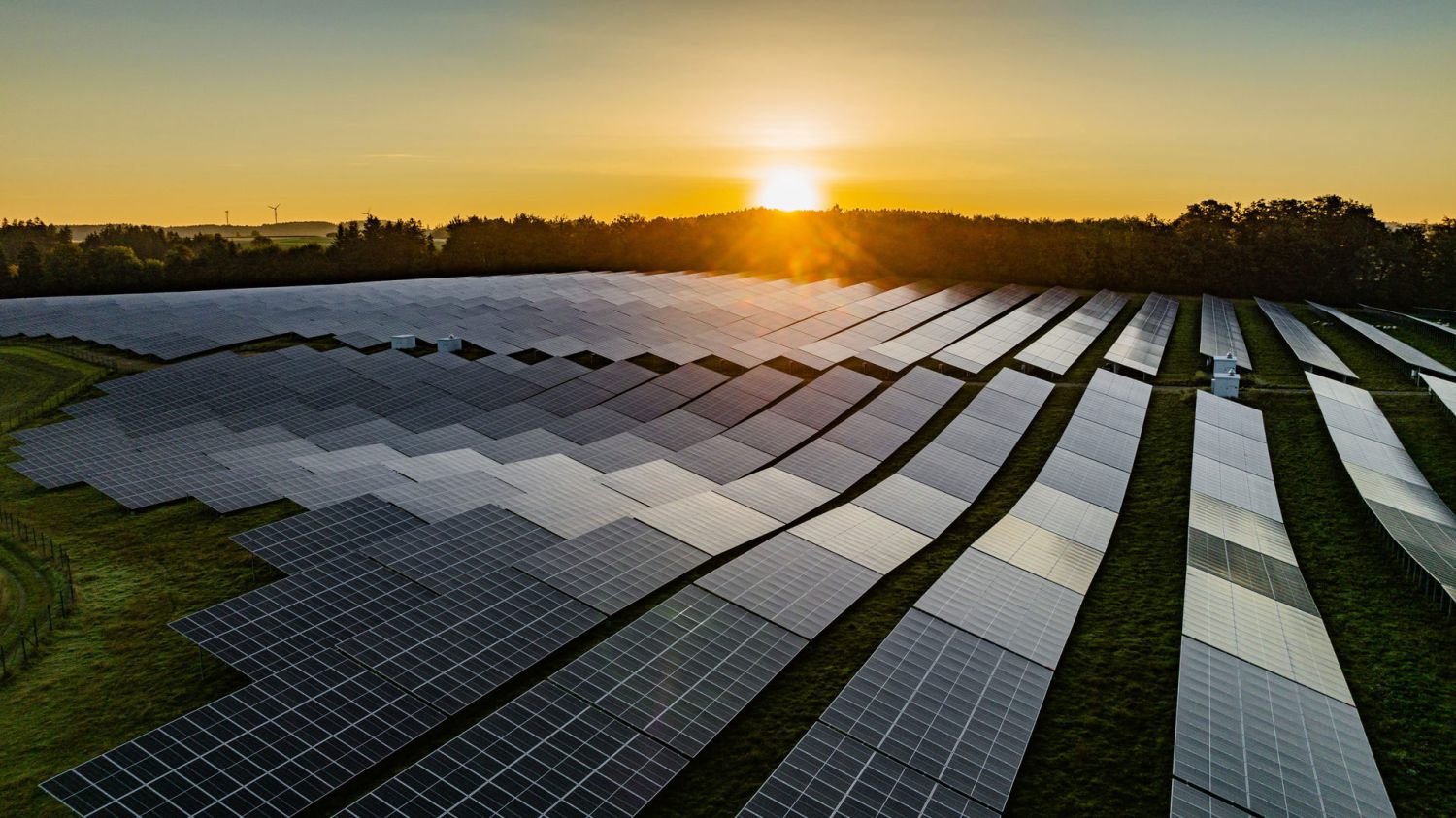 Freiflächen-Photovoltaik Sonnenuntergang